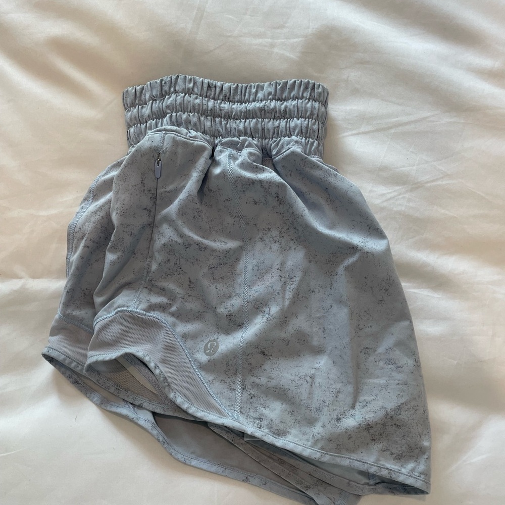 Lululemon Highrise 2.5 inch hotty hot shorts, Gravel Dust Pastel Blue Multi